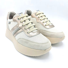 Carica l'immagine nel visualizzatore di Gallery, Callaghan 60302 beige sneakers in pelle scamosciata e tessuto glitterato. Dotato di un fondo in gomma extra light