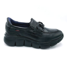 Carica l'immagine nel visualizzatore di Gallery, Callaghan 64704 nero mocassino donna in pelle con catena decorativa e calzata step in, che aiuta la calzata senza l'ausilio del calzante