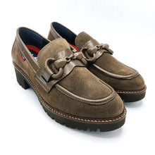 Carica l'immagine nel visualizzatore di Gallery, Callaghan 13458 trufa mocassino in pelle scamosciata con riporti in vernice e morsetto frontale decorativo.
Dotato di una suola in gomma con sistema adaptaction