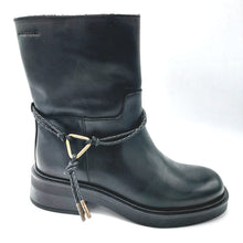 Carica l'immagine nel visualizzatore di Gallery, Ambitious 14620W nero stivaletto biker donna in pelle con cinturino decorativo intrecciato