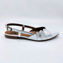 Carica l'immagine nel visualizzatore di Gallery, Bueno WE2902 bianco slingback in pelle con punta sfilata con dettagli argento