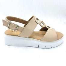 Carica l'immagine nel visualizzatore di Gallery, Easynrose 797-050 DT beige sandalo basso in pelle con tomaia con cerchi ritagliati e sottopiede imbottito in pelle