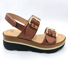 Carica l'immagine nel visualizzatore di Gallery, Donna serena 665950DM cognac sandalo in pelle con chiusure con velcro e fibbie solo decorative