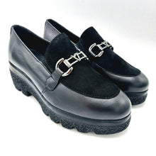 Carica l'immagine nel visualizzatore di Gallery, Valleverde VR101F nero mocassino in pelle e pelle scamosciata con zeppa di 5,5 cm e morsetto decorativo