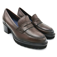 Carica l'immagine nel visualizzatore di Gallery, Callaghan 37205 marrone mocassino modello college con tacco di 6 cm e suola in gomma con sistema adaptaction