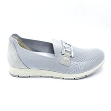 Carica l'immagine nel visualizzatore di Gallery, Enval 776533 grigio chiaro slip on donna in tessuto elasticizzato con decorazione argento frontale e soletta estraibile in memory foam