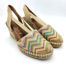 Carica l'immagine nel visualizzatore di Gallery, Tamaris 1-29603-44 espadrillas in tessuto multicolor con elastici laterali.
Dotato di un sottopiede imbottito in pelle