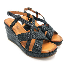 Carica l'immagine nel visualizzatore di Gallery, Vueva WD319R24 nero sandalo incrociato con fasce intrecciate in pelle e una zeppa di 8,5 cm foderata