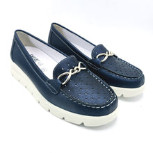 Carica l'immagine nel visualizzatore di Gallery, Enval 7750111 blu mocassino in pelle traforata con soletta estraibile in memory foam