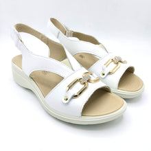Carica l'immagine nel visualizzatore di Gallery, Enval 7777011 bianco sandalo in pelle con morsetto decorativo dorato e una suola flessibile in gomma con sistema antishock