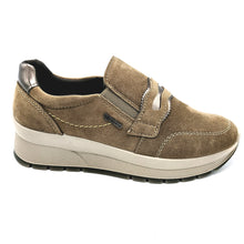 Carica l'immagine nel visualizzatore di Gallery, Igi&co 2173533 fango mocassino in pelle scamosciata con zeppa di 4 cm e soletta estraibile in memory foam