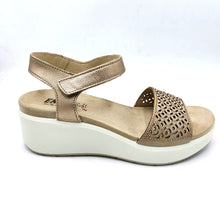 Carica l'immagine nel visualizzatore di Gallery, Enval 1292811 champgne sandalo in pelle scamosciata con strass decorativi e braccialetto con chiusura con velcro