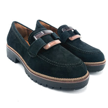 Carica l'immagine nel visualizzatore di Gallery, Tamaris 1-24722-43 navy mocassino donna in pelle scamosciata con decorazione frontale e suola carrarmato