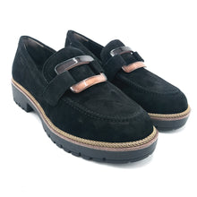 Carica l'immagine nel visualizzatore di Gallery, Tamaris 1-24722-43 nero mocassino donna in pelle scamosciata con decorazione frontale e suola carrarmato