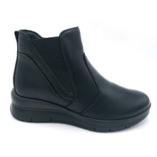 Carica l'immagine nel visualizzatore di Gallery, Enval 8778100 nero stivaletti in pelle con elastico e cerniera. Dotato di una zeppa di 5 cm e una soletta estraibile in memory foam