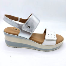 Carica l'immagine nel visualizzatore di Gallery, Valleverde VGI322W bianco con riporti argento sandalo in pelle con doppio velcro e sottopiede imbottito