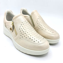 Carica l'immagine nel visualizzatore di Gallery, Enval 1258222 platino sneakers donna linea comoda con tomaia traforata e cerniera per una facile chiusura