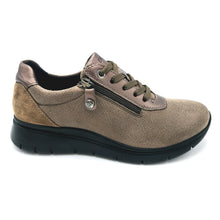 Carica l'immagine nel visualizzatore di Gallery, Enval 8775222 taupe sneakers donna linea comoda, dotata di doppia chiusura con lacci e cerniera.
Complleta la sua comodità con una soletta estraibile in memory foam