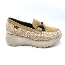 Carica l'immagine nel visualizzatore di Gallery, Callaghan 61603 beige mocassino donna in pelle scamosciata e tessuto, decorato da un grazioso morsetto