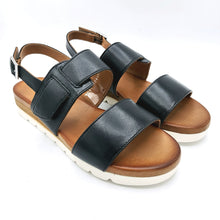 Carica l'immagine nel visualizzatore di Gallery, Vueva WD311R26 nero sandalo in pelle con zeppa di 3 cm. Dotata di una fascia fissa e una con chiusura in velcro