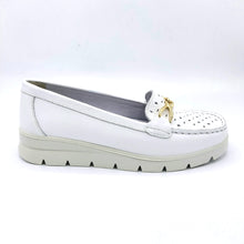 Carica l'immagine nel visualizzatore di Gallery, Enval 7750100 bianco mocassino in pelle traforata con soletta estraibile in memory foam