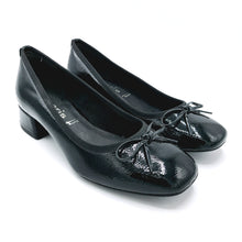 Carica l'immagine nel visualizzatore di Gallery, Tamaris 1-22301-43 nero decollete vegan n vernice con tacco largo di 3,5 cm e fiocchetto decorativo