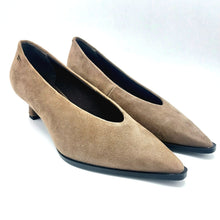 Carica l'immagine nel visualizzatore di Gallery, Tamaris 1-22340-47 taupe dècollète in pelle scamosciata con punta affusolata, scollo a mandorla e tacco di 4 cm