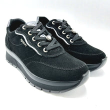 Carica l'immagine nel visualizzatore di Gallery, Igi&co 2172900 nero sneakers donna stringata in pelle scamosciata con dettaglio decorativo removibile