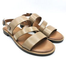 Carica l'immagine nel visualizzatore di Gallery, Vueva WD425R03 taupe sandalo basso in pelle con tripla fascia centrale e cinturino posteriore
