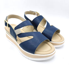 Carica l'immagine nel visualizzatore di Gallery, Valleverde 32110 blu con cinturino posteriore. Dotato di un sottopiede imbottito in pelle e una zeppa da 5 cm