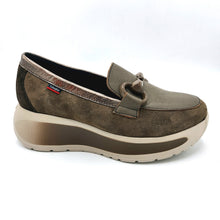 Carica l'immagine nel visualizzatore di Gallery, Callaghan 61606 tartufo mocassino donna in pelle scamosciata e pelle, decorato da un grazioso morsetto