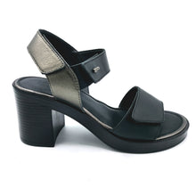 Carica l'immagine nel visualizzatore di Gallery, Igieco 1194300 nero sandalo in pelle con tacco di 8 cm, dotato di tripla chiusura con velcro