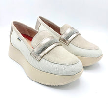 Carica l'immagine nel visualizzatore di Gallery, Callaghan 60303 beige mocassino in pelle scamosciata e tessuto glitterato con decorazione di strass