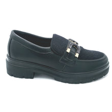 Carica l'immagine nel visualizzatore di Gallery, Enval 2257300 nero mocassino in pelle e cavallino con decorazione frontale e soletta estraibile in memory foam
