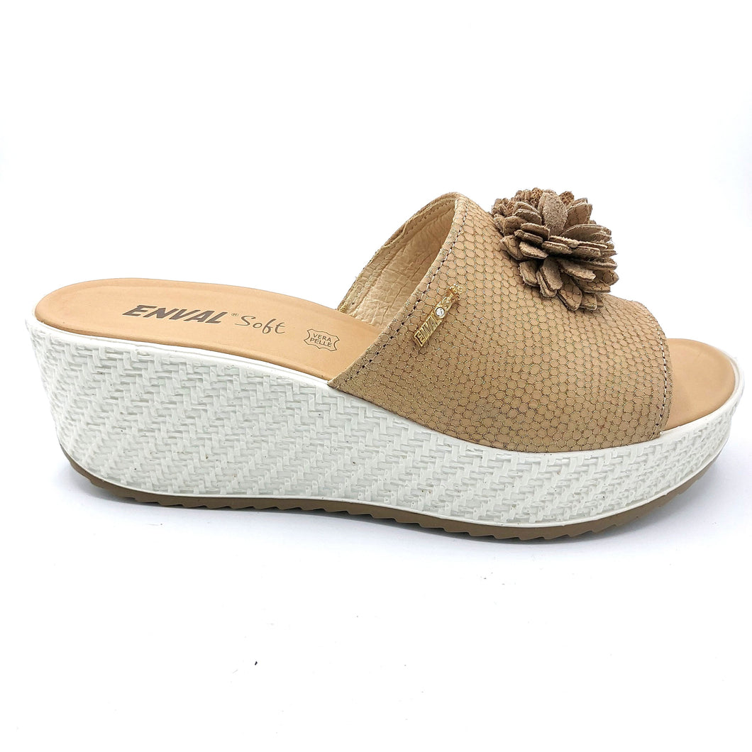 Enval 3768422 beige ciabatta donna con zeeppa di 6 cm e tomaia stampata con accessorio