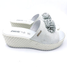 Carica l&#39;immagine nel visualizzatore di Gallery, Enval 3768411 bianco ciabatta donna con zeeppa di 6 cm e tomaia stampata con accessorio
