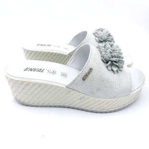 Enval 3768411 bianco ciabatta donna con zeeppa di 6 cm e tomaia stampata con accessorio