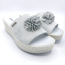 Carica l&#39;immagine nel visualizzatore di Gallery, Enval 3768411 bianco ciabatta donna con zeeppa di 6 cm e tomaia stampata con accessorio
