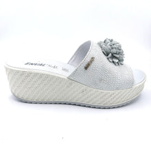 Carica l&#39;immagine nel visualizzatore di Gallery, Enval 3768411 bianco ciabatta donna con zeeppa di 6 cm e tomaia stampata con accessorio
