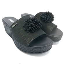 Carica l&#39;immagine nel visualizzatore di Gallery, Enval 3768400 nero ciabatta donna con zeeppa di 6 cm e tomaia stampata con accessorio
