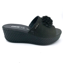 Carica l&#39;immagine nel visualizzatore di Gallery, Enval 3768400 nero ciabatta donna con zeeppa di 6 cm e tomaia stampata con accessorio
