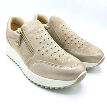 Carica l&#39;immagine nel visualizzatore di Gallery, Enval 5772733 champagne sneakers donna in camoscio con strass e tomaia traforata con zip laterale
