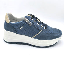 Carica l&#39;immagine nel visualizzatore di Gallery, Igi&amp;co 5663700 blu sneakers donna con zip e lacci in pelle effeto intrecciato e camoscio
