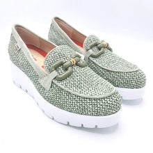 Carica l&#39;immagine nel visualizzatore di Gallery, Callaghan 32111 verde mocassino donna in raffia con riporti in pelle scamosciata e zeppa di 5,5 cm
