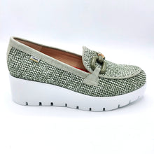 Carica l&#39;immagine nel visualizzatore di Gallery, Callaghan 32111 verde mocassino donna in raffia con riporti in pelle scamosciata e zeppa di 5,5 cm
