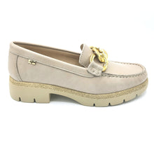 Carica l&#39;immagine nel visualizzatore di Gallery, Valleverde V11511 beige mocassino donna in pelle con catena color oro dotata di suola in gomma flessibile
