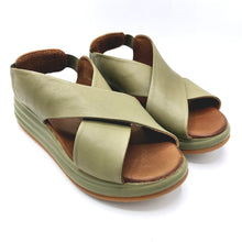 Carica l'immagine nel visualizzatore di Gallery, Bueno WY5703 verde sandalo incrociato in pelle con elastico posteriore
