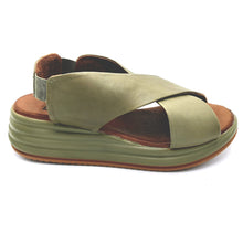 Carica l'immagine nel visualizzatore di Gallery, Bueno WY5703 verde sandalo incrociato in pelle con elastico posteriore
