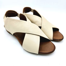 Carica l&#39;immagine nel visualizzatore di Gallery, Bueno WL2408 crema sandalo donna incrociato in pelle con zeppa ba di 2 cm
