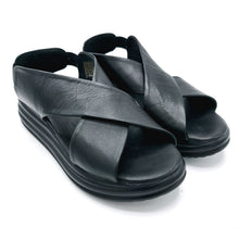 Carica l'immagine nel visualizzatore di Gallery, Bueno WY5703 nero sandalo incrociato in pelle con elastico posteriore e zeppa di 5 cm
